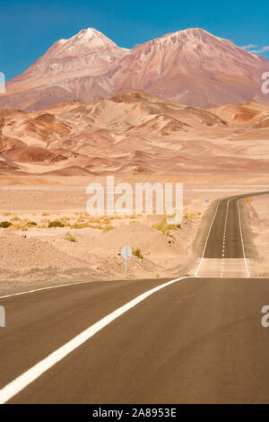 Strada nel Altiplano (alto altopiano andino), il deserto di Atacama, Cile, Sud America Foto Stock