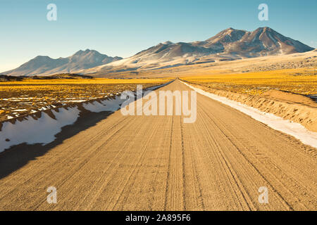 Strada nel Altiplano (alto altopiano andino) ad una altitudine di oltre 4000m, il deserto di Atacama, Cile, Sud America Foto Stock