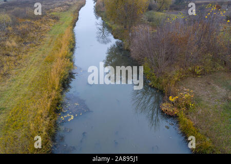 Un fiume di autunno in un giorno nuvoloso, Ucraina Foto Stock