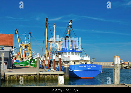 Taglierina olandese barca con la pesca a strascico di fondo le reti da pesca denominato "Helena Elizabeth Texel' ancorato nel porto di Oudenshild su isola di Texel Foto Stock