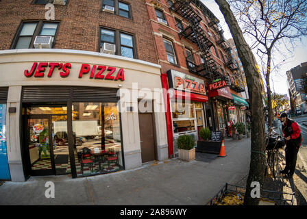 Un franchising di Jet Pizza e Stella's Pizza competere accanto a ogni altro nel quartiere di Chelsea di New York venerdì, 1 novembre 2019. Jet Pizza vende Detroit pizza stile mentre Stella's rende napoletana e siciliana. (© Richard B. Levine) Foto Stock