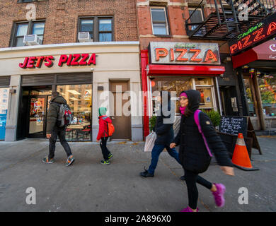 Un franchising di Jet Pizza e Stella's Pizza competere accanto a ogni altro nel quartiere di Chelsea di New York venerdì, 1 novembre 2019. Jet Pizza vende Detroit pizza stile mentre Stella's rende napoletana e siciliana. (© Richard B. Levine) Foto Stock