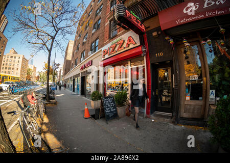 Un franchising di Jet Pizza e Stella's Pizza competere accanto a ogni altro nel quartiere di Chelsea di New York venerdì, 1 novembre 2019. Jet Pizza vende Detroit pizza stile mentre Stella's rende napoletana e siciliana. (© Richard B. Levine) Foto Stock