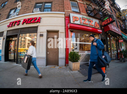 Un franchising di Jet Pizza e Stella's Pizza competere accanto a ogni altro nel quartiere di Chelsea di New York venerdì, 1 novembre 2019. Jet Pizza vende Detroit pizza stile mentre Stella's rende napoletana e siciliana. (© Richard B. Levine) Foto Stock