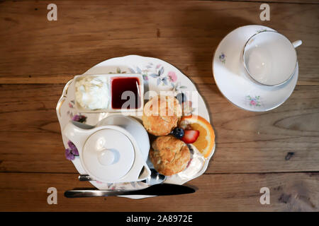 Scone o scone con frutta ,panna da montare in vista superiore Foto Stock