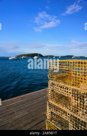 Le trappole a base di aragosta e barche da pesca Bar Harbor, isola di Mount Desert, ME, Stati Uniti d'America Foto Stock