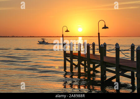Barca lasciando a Punta Rassa in Florida per Sanibel Island durante il tramonto