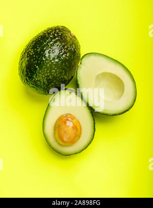 Avocado su superficie verde Foto Stock