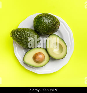 Piatto di avocado su superficie verde Foto Stock