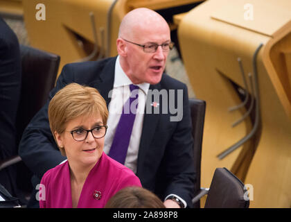 Edinburgh, Regno Unito. 7 Nov, 2019. Nella foto: (sinistra) Nicola Storione MSP - Primo ministro di Scozia e il Leader del Partito nazionale scozzese (SNP); (a destra), John Swinney MSP - Depute Primo Ministro. Sessione settimanale di Primi Ministri questioni nella camera a Holyrood. Credito: Colin Fisher/Alamy Live News Foto Stock