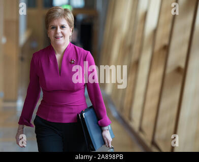 Edinburgh, Regno Unito. 7 Nov, 2019. Nella foto: Nicola Storione MSP - Primo ministro di Scozia e il Leader del Partito nazionale scozzese (SNP). Sessione settimanale di Primi Ministri questioni nella camera a Holyrood. Credito: Colin Fisher/Alamy Live News Foto Stock