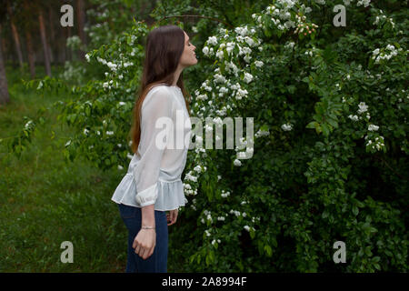 Giovane donna fiori profumati Foto Stock