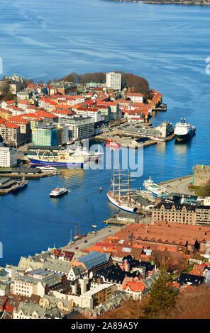 Vista in elevazione oltre il centro di Bergen. Hordaland, Norvegia Foto Stock