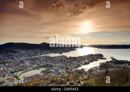 Vista in elevazione oltre il centro di Bergen. Hordaland, Norvegia Foto Stock