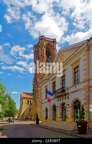 Il Rathaus, Mairie de Rouffach, Kirche Mariä assunta, Eglise Notre Dame de l'Assomption Foto Stock