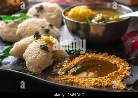 Sud indiane idlis- cotto a vapore torte di riso servito con salsa di lenticchie e chutney di secco Foto Stock