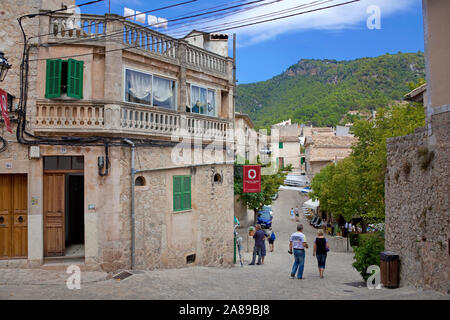 Le vecchie case in centro storico di Valldemossa, regione Comarca, Serra de Tramuntana, Maiorca, isole Baleari, Spagna Foto Stock