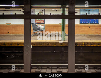 Un senzatetto uomo dorme nella 116San la stazione della metropolitana di New York di Domenica, 3 novembre 2019. (© Richard B. Levine) Foto Stock