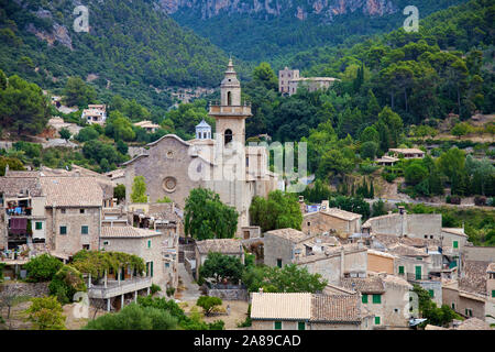 Il villaggio di montagna Valldemossa con chiesa Sant Bartomeu, regione Comarca, Serra de Tramuntana, Maiorca, isole Baleari, Spagna Foto Stock