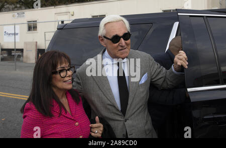 Washington, Stati Uniti. 07 Nov, 2019. Roger Pietra, ex consulente al presidente Donald Trump, arriva con la moglie Nydia per la sua prova al E. Barrett Prettyman United States Courthouse in Washington, DC il giovedì, 7 novembre 2019. Foto di Tasos Katopodis/UPI Credito: UPI/Alamy Live News Foto Stock
