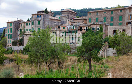 Le vecchie case in centro storico di Valldemossa, regione Comarca, Serra de Tramuntana, Maiorca, isole Baleari, Spagna Foto Stock