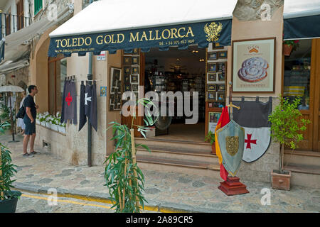 Negozio di souvenir presso il centro storico di Valldemossa, regione Comarca, Serra de Tramuntana, Maiorca, isole Baleari, Spagna Foto Stock