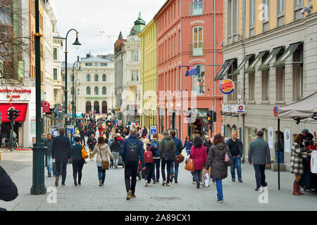 La zona pedonale di Karl Johans gate (street) pieno di vita e di negozi. Oslo, Norvegia Foto Stock