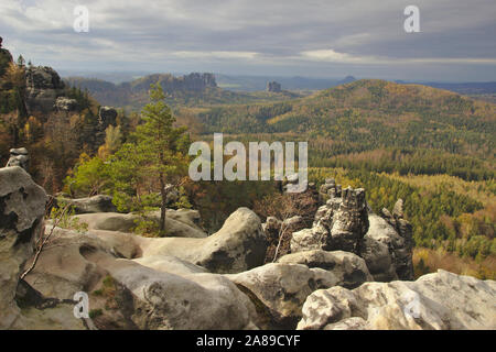 Vista da Häntzschelstiege a Schrammsteine e Falkenstein, autunno, Sächsische Schweiz, Germania Foto Stock