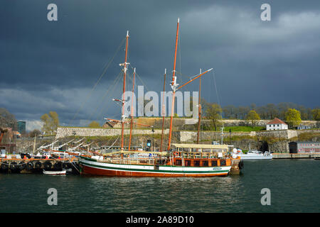 Una nave a vela nel porto vicino alla Fortezza Akershus. Oslo, Norvegia Foto Stock