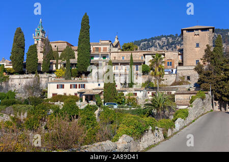 Il villaggio di montagna Valldemossa con chiesa Sant Bartomeu, regione Comarca, Serra de Tramuntana, Maiorca, isole Baleari, Spagna Foto Stock