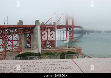 Golden Gate ponte San Francisco California USA in nebbia smog nebbia rosso arrugginito grande vecchio metallo famosa distanza collegare arco di collegamento arcuato Foto Stock