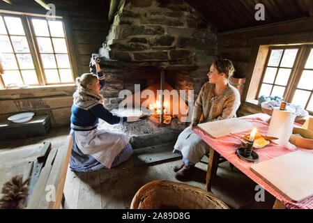 Fare pane tradizionale presso il Museo delle Navi Vichinghe (Norsk Folkemuseum) a Bygdoy. Oslo, Norvegia Foto Stock