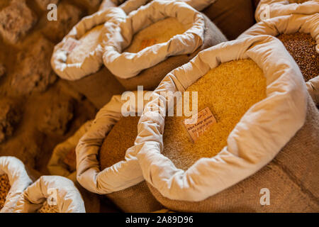 Sacchi di riso e legumi per la vendita nel Vecchio Souk in Byblos, Libano Foto Stock