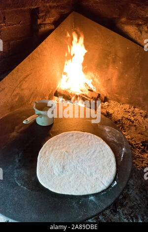 Fare pane tradizionale presso il Museo delle Navi Vichinghe (Norsk Folkemuseum) a Bygdoy. Oslo, Norvegia Foto Stock