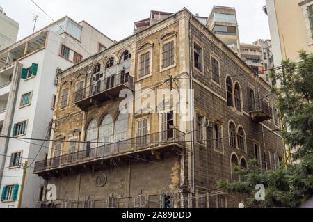 Un vecchio edificio di appartamenti in Gemmayze, Beirut, Libano Foto Stock