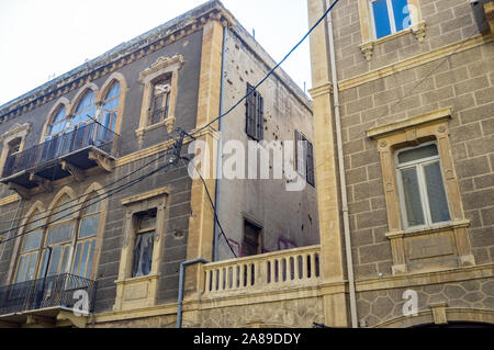 Architettura tradizionale, con fori di proiettile nel muro dalla guerra civile, in Gemmayzeh, Beirut, Libano Foto Stock