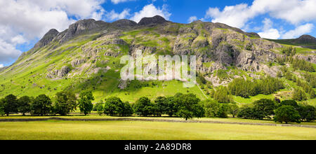 Panorama di Pike of Stickle Loft falesia Thorn falesia Harrison Stickle e Pavey Ark cime sopra i grandi Langdale valley nel Lake District Inghilterra Foto Stock