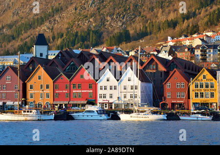 La pesca e il commercio di magazzini in legno nel quartiere di Bryggen, un ex contatore della Lega Anseatica. Un sito Patrimonio Mondiale dell'UNESCO, Bergen. Norvegia Foto Stock