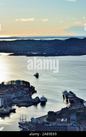 Vista in elevazione oltre il centro di Bergen al tramonto. Hordaland, Norvegia Foto Stock