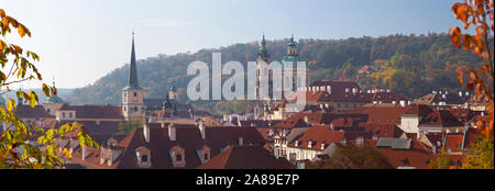 Praga - la vista panoramica dai giardini sotto il castello di Mala Strana, San Nicola e San Tommaso chiesa. Foto Stock