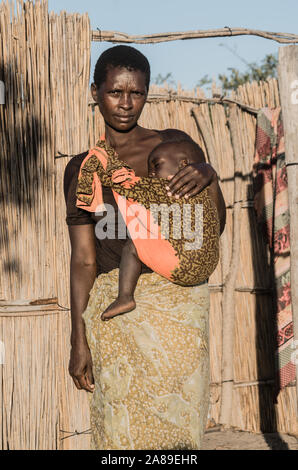 La povertà nelle famiglie africane Mozambico Foto Stock