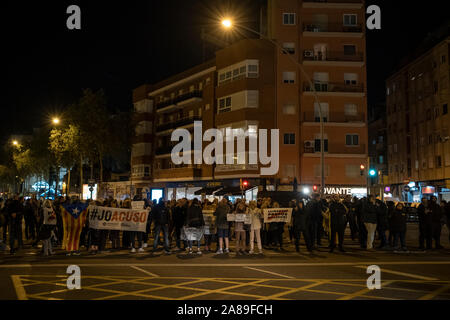 Decine di paesi vicini, solitamente circa un centinaio, tagliare Meridiana Avenue ogni giorno per protestare contro la sentenza del processo del 1° Ott, 2017. Foto Stock