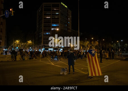 Decine di paesi vicini, solitamente circa un centinaio, tagliare Meridiana Avenue ogni giorno per protestare contro la sentenza del processo del 1° Ott, 2017. Foto Stock