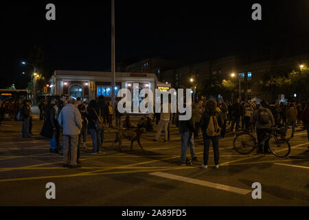 Decine di paesi vicini, solitamente circa un centinaio, tagliare Meridiana Avenue ogni giorno per protestare contro la sentenza del processo del 1° Ott, 2017. Foto Stock