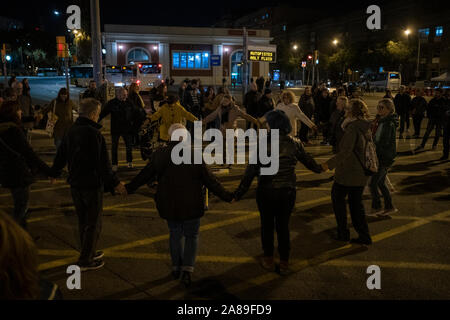 Decine di paesi vicini, solitamente circa un centinaio, tagliare Meridiana Avenue ogni giorno per protestare contro la sentenza del processo del 1° Ott, 2017. Foto Stock