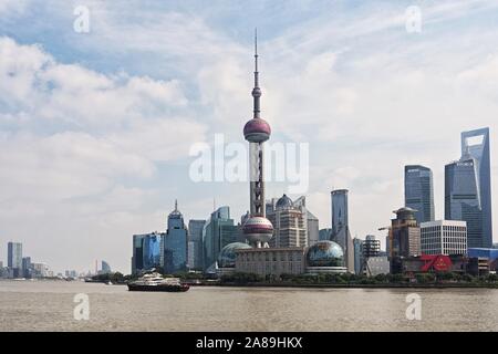 La luce diurna vista sul fiume Huangpu dal Bund a Shanghai Foto Stock