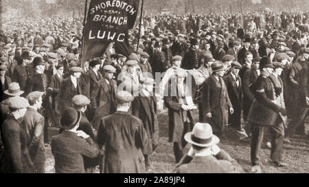 La folla che manifestano contro i mezzi di prova nel 1932. Il governo, nell'interesse dell'economia, introdotto tagli ai sussidi di disoccupazione, questo è venuto a essere conosciuta come mezzi di prova, un'indagine l'esatto personali e di reddito familiare di qualsiasi richiedente per tali prestazioni. Visto qui il contingente di Shoreditch arrivando a Hyde Park. Dalla rievocazione del secolo, pubblicato nel 1934. Foto Stock