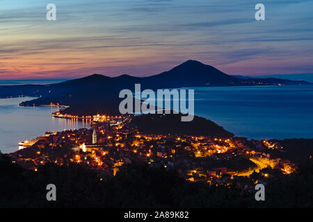 Vista panoramica con la luce del tramonto sulla città di Mali Losinj, le colline e il mare Adriatico di questo splendido arcipelago della Croazia Foto Stock