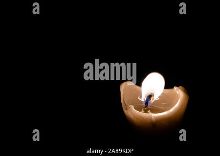 Lonely memorial candela. Candela brucia nel buio Foto Stock