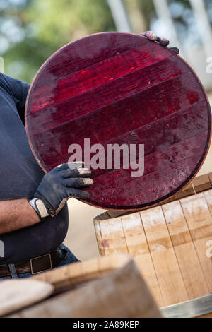 Movimento lento del Giallo bottiglia spray a gocce su sfondo nero Foto Stock